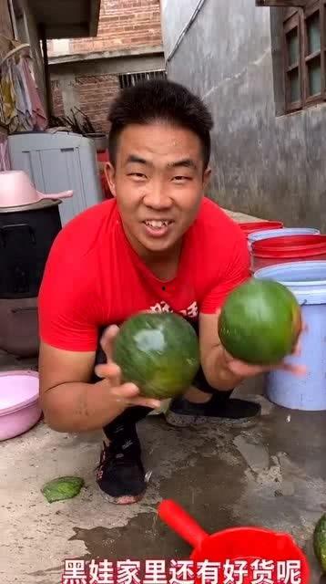 云南傈僳小伙吃瓜网,云南傈僳小伙的夏日吃瓜生活