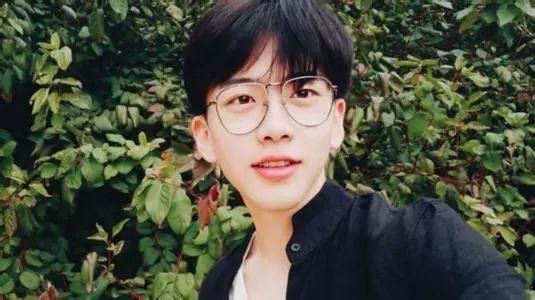 抖音网红向靖吃瓜