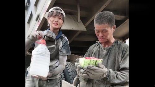 贵州网红大叔吃瓜,贵州网红大叔的独特吃瓜体验