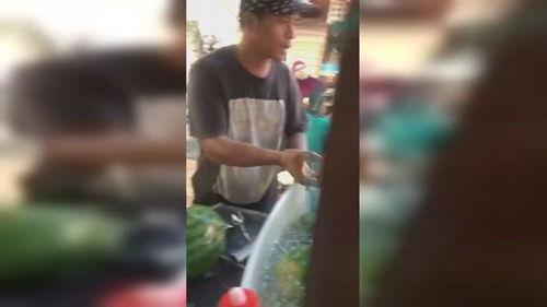 巨鹿网红吃冰瓜事件,冰火两重天下的网络狂欢