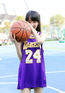 吃瓜打篮球女生网红,网红女生魅力四射展风采”