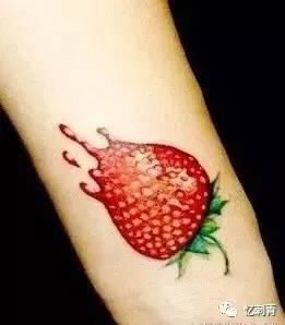 网红大腿纹身吃瓜,吃瓜群众纷纷围观  第2张