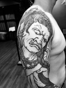 网红大腿纹身吃瓜,吃瓜群众纷纷围观  第3张