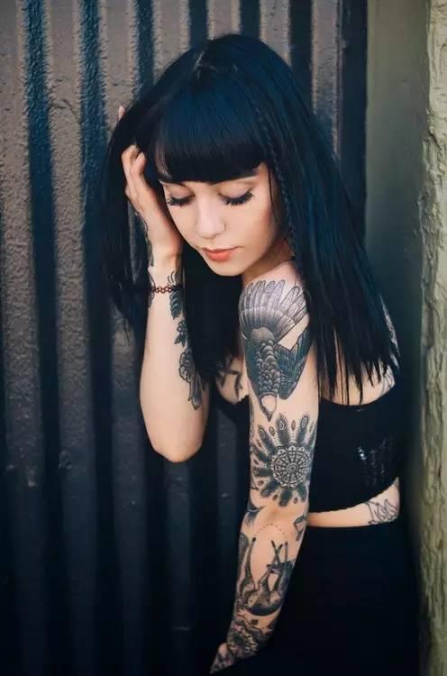 网红吃瓜纹身美女视频大全,视频大全带你领略独特魅力  第1张